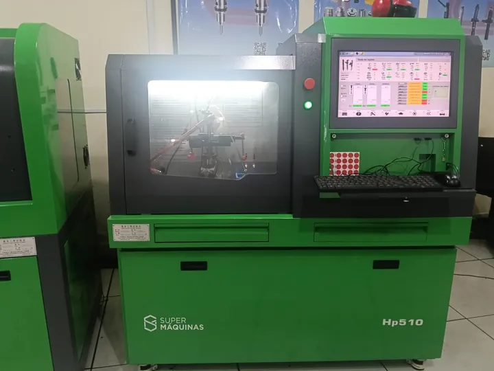 Bancada de teste com painel de leitura no laboratório da Norte Diesel.