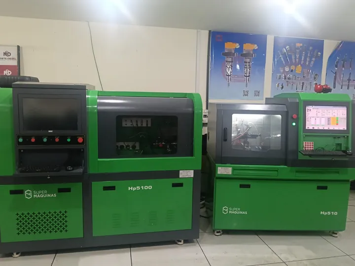 Duas bancadas de teste no laboratório da Norte Diesel.