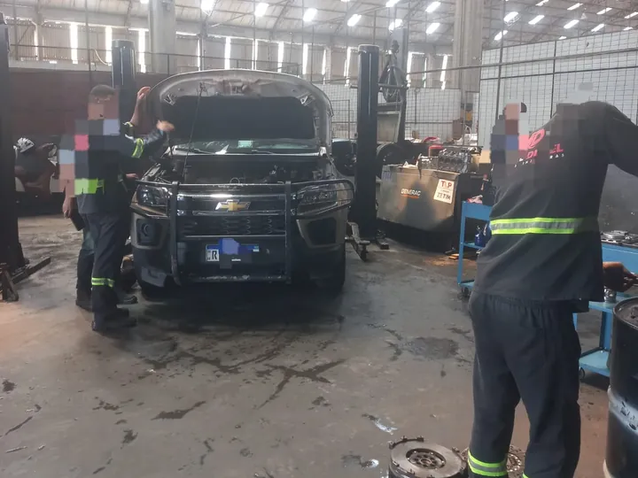 Equipe uniformizada da Norte Diesel trabalhando em uma pick-up.