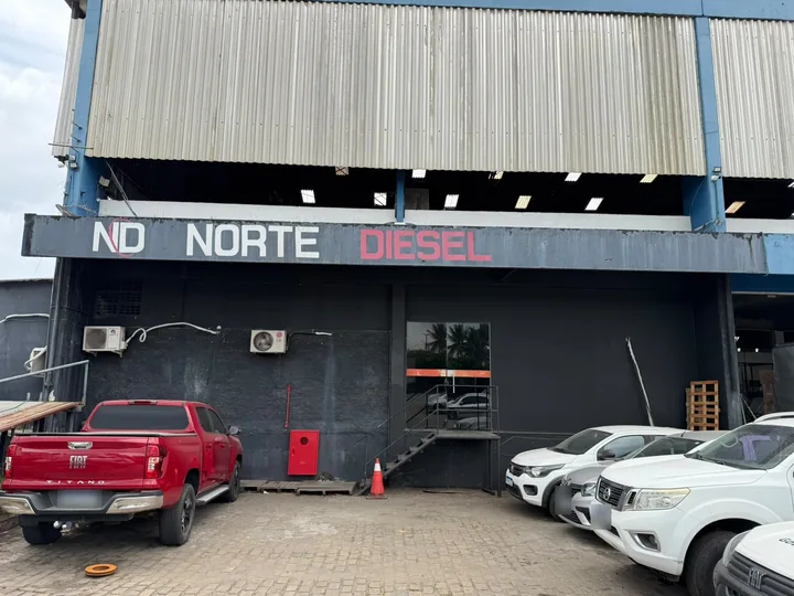 Fachada da Norte Diesel com o letreiro e veículos em Pirajá, Salvador.