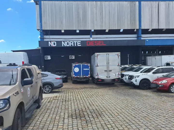 Letreiro da Norte Diesel na fachada, com veículos no pátio.