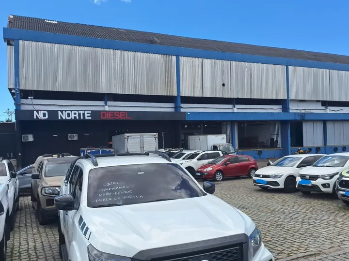 Fachada da Norte Diesel com o pátio cheio de caminhonetes, em Pirajá, Salvador.