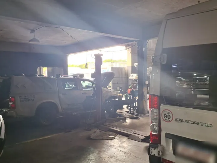 Van e pick-up dentro do galpão da Norte Diesel.