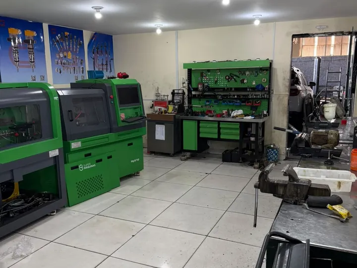 Bancadas de teste e ferramentas no laboratório da Norte Diesel.