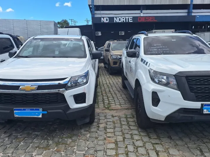 Caminhonetes aguardando atendimento no pátio da Norte Diesel.