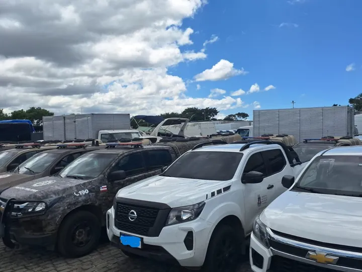 Caminhonetes de frota no pátio da Norte Diesel.