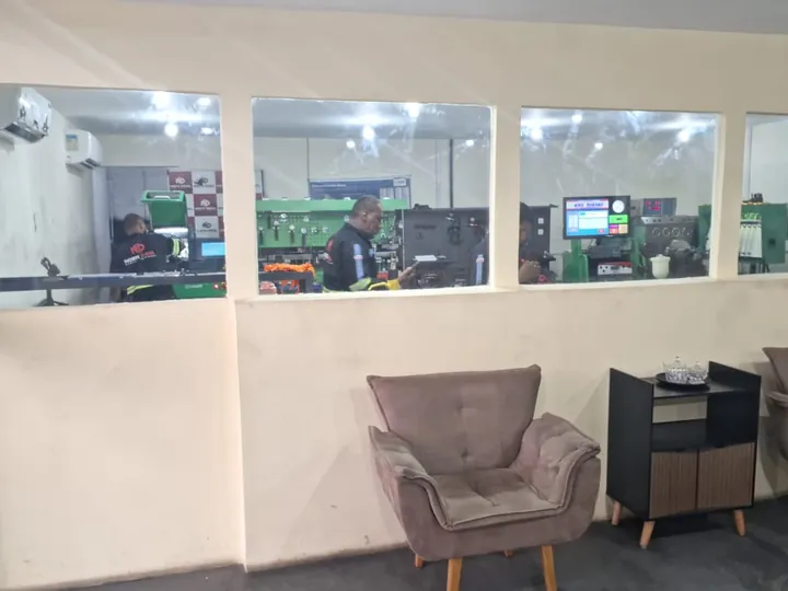 Recepção da Norte Diesel com vista para o laboratório.